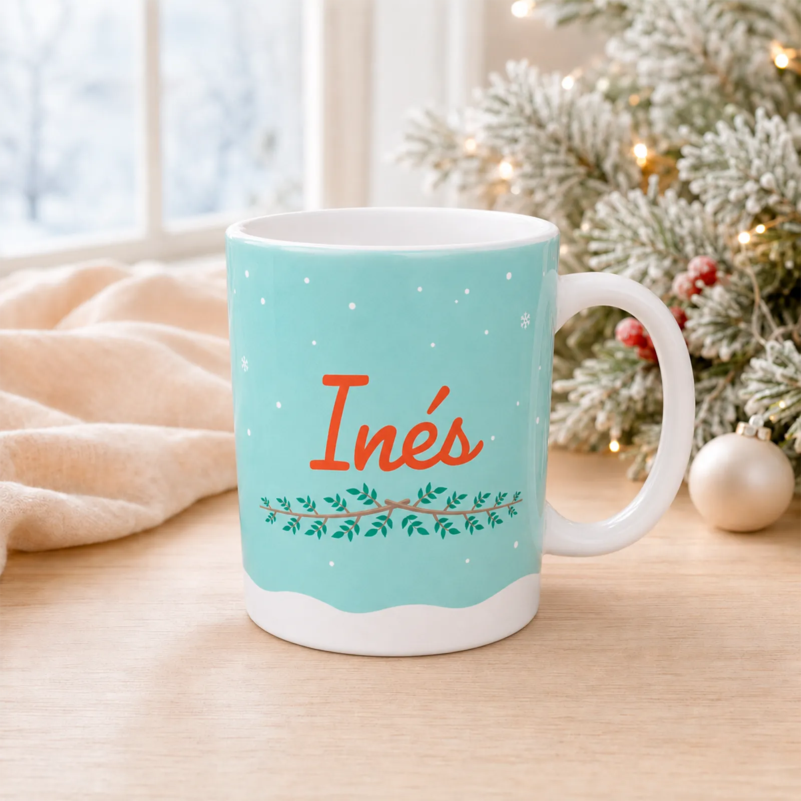 Taza navideña personalizada con el nombre Inés y rama decorativa