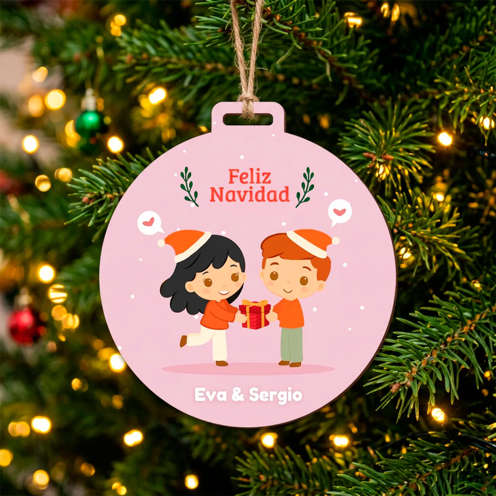 Adorno navideño personalizado con niño y niña y nombres - Imagen 2