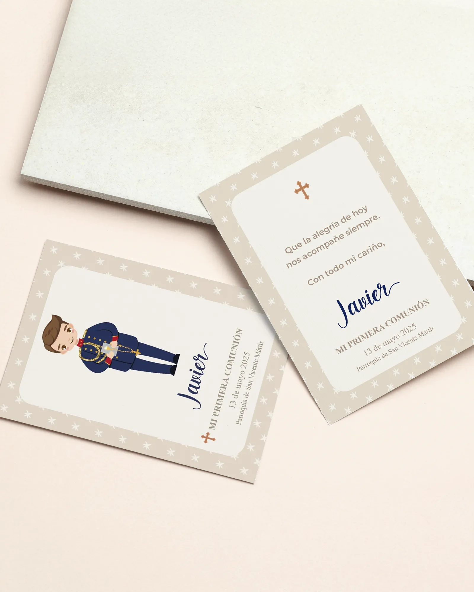 Recordatorio de primera comunión personalizado con uniforme de gala para niño