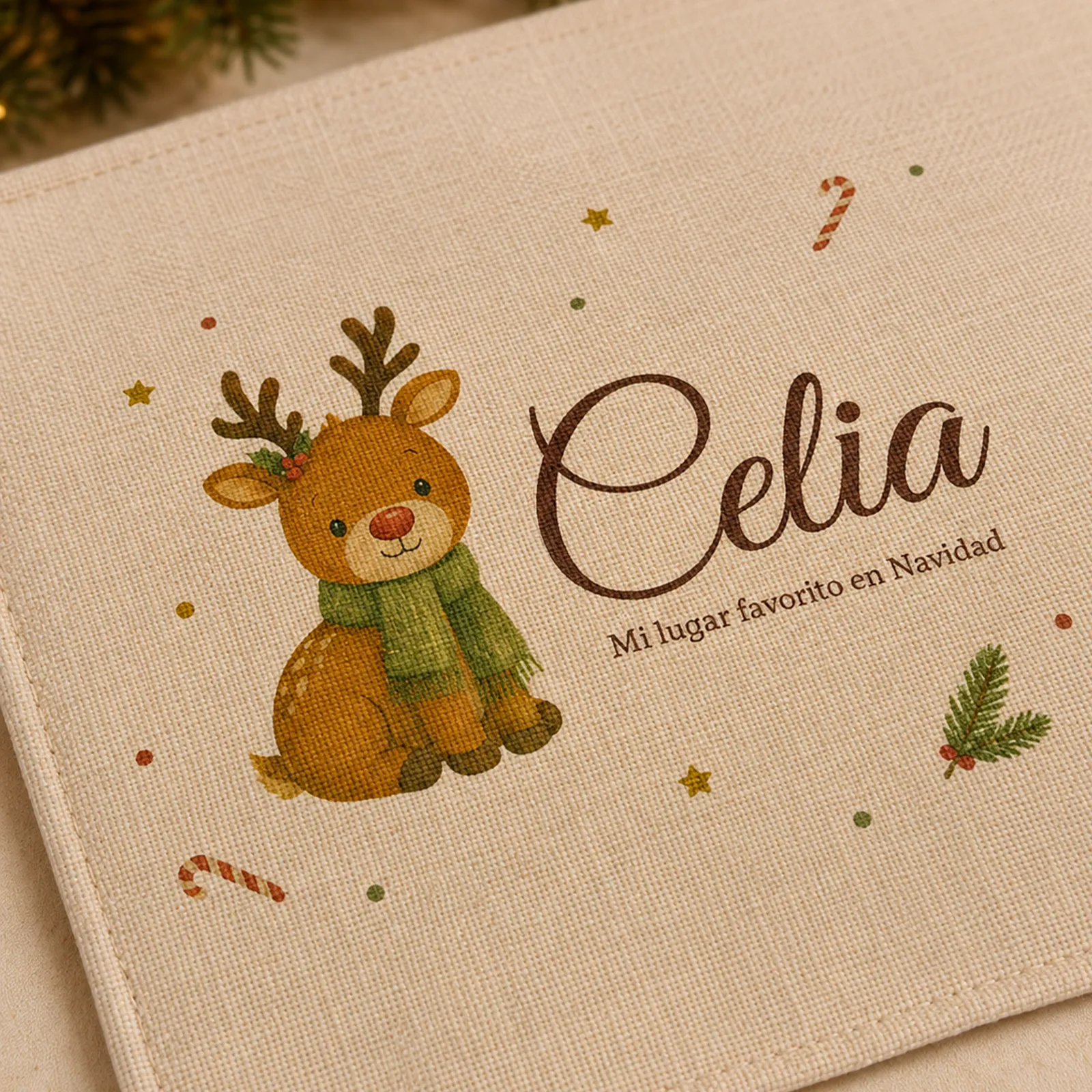 Detalle del ciervito y el nombre Celia en un salvamantel navideño