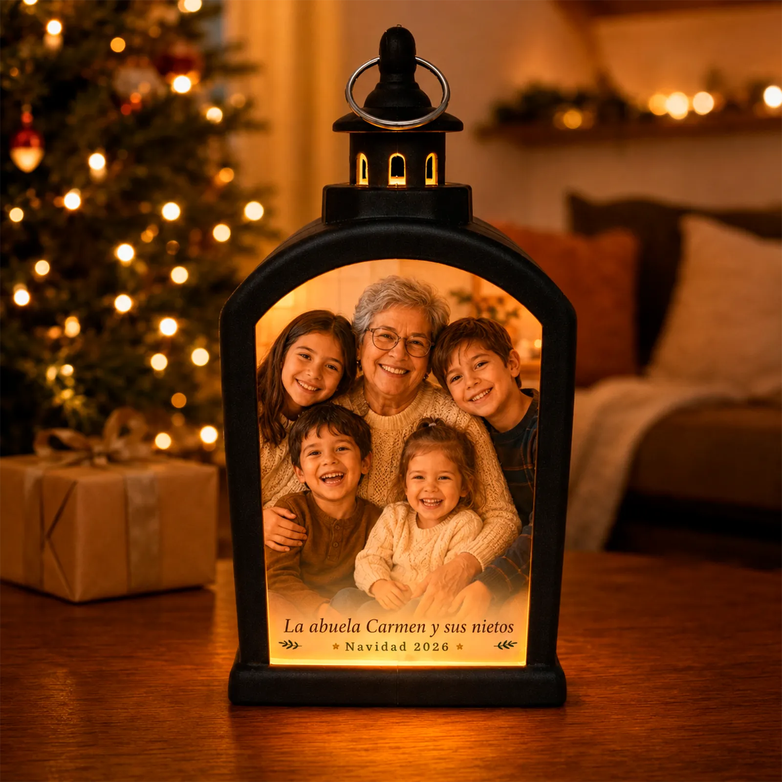 Farolillo LED negro personalizado con foto de una abuela y sus nietos, iluminado con luz cálida