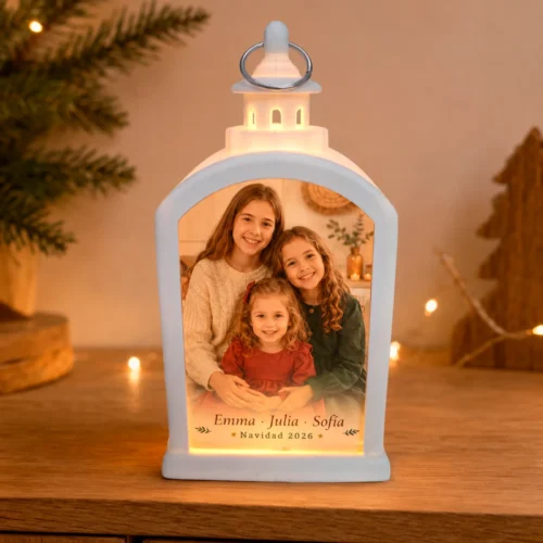 Farolillo LED personalizado blanco con fotografía de tres niñas, nombres y fecha, encendido en un ambiente navideño