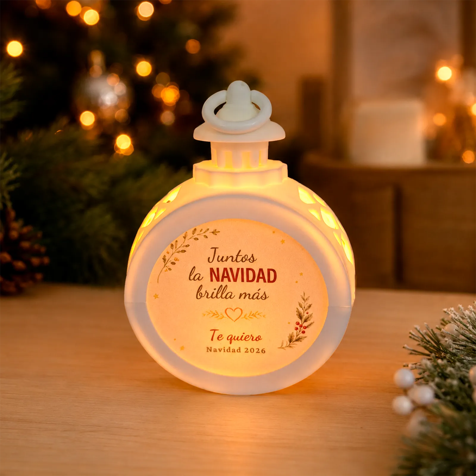 Farolillo LED redondo blanco personalizado para parejas con la dedicatoria «Juntos la Navidad brilla más», encendido en un ambiente navideño.