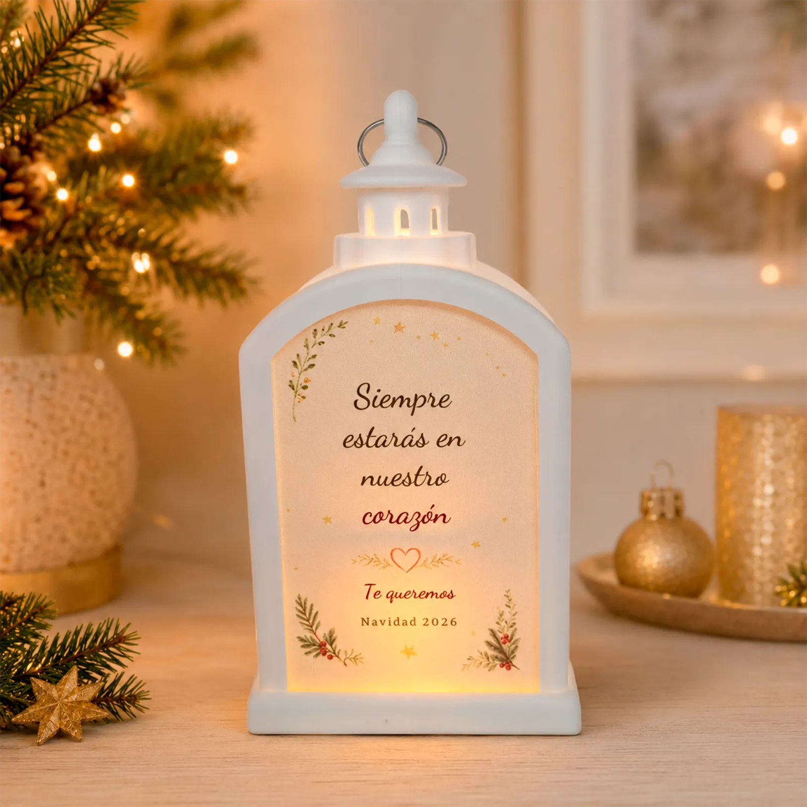 Farolillo LED blanco conmemorativo con la dedicatoria «Siempre estarás en nuestro corazón», encendido en un ambiente navideño cálido.