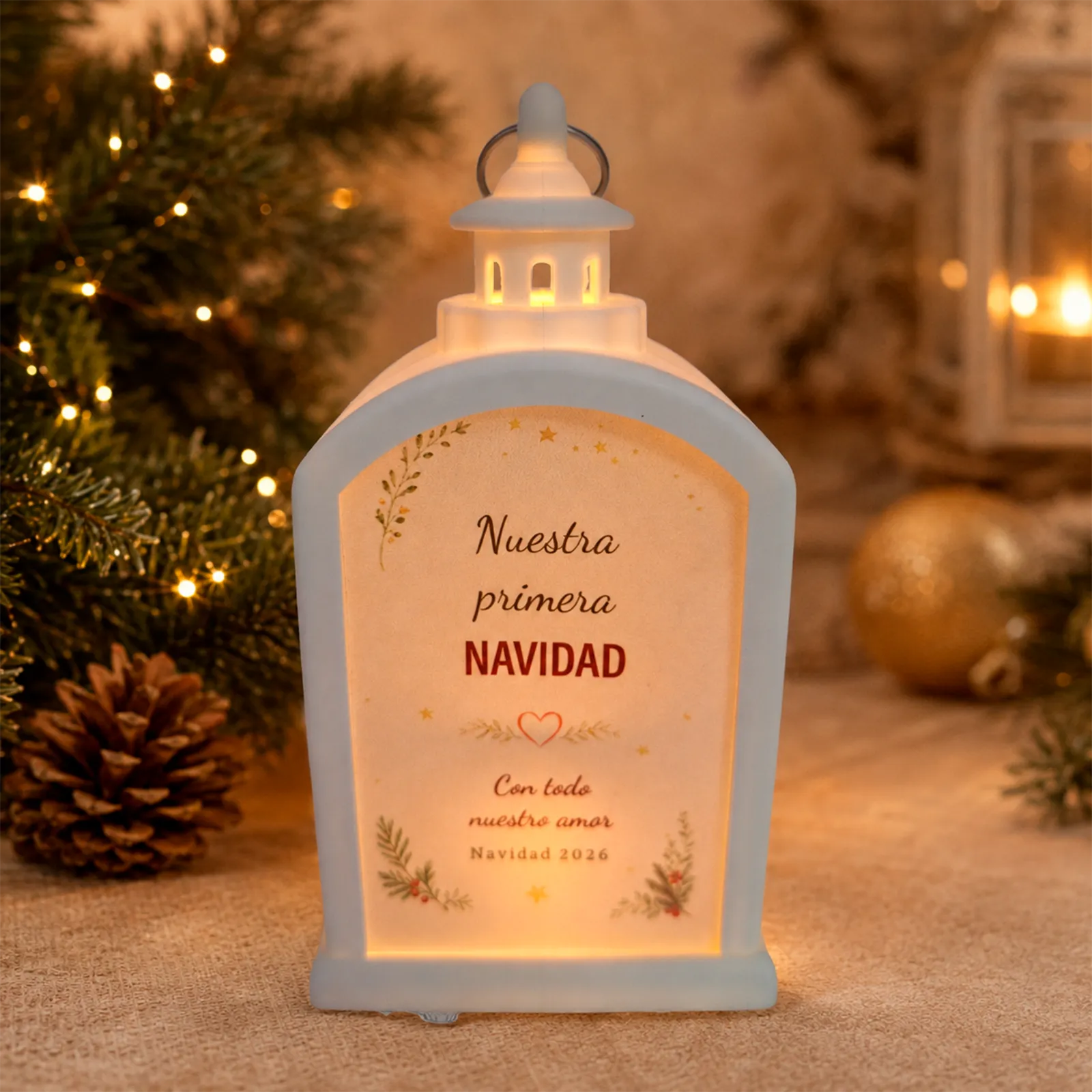 Parte trasera de farolillo LED blanco personalizado con el diseño “Nuestra primera Navidad” y luz cálida