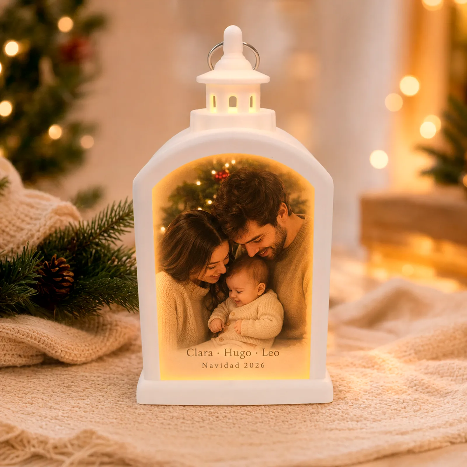 Farolillo LED blanco personalizado con fotografía de una familia joven con su bebé y nombres.