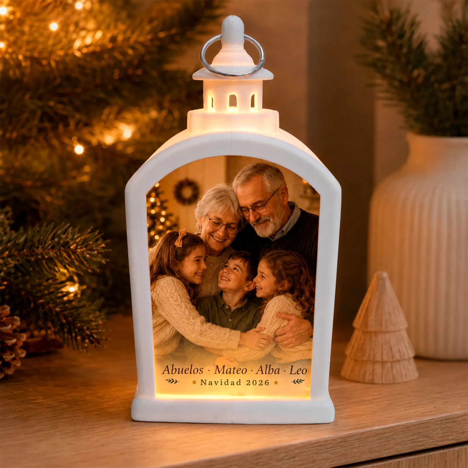 Farolillo blanco personalizado con fotografía de unos abuelos junto a sus tres nietos