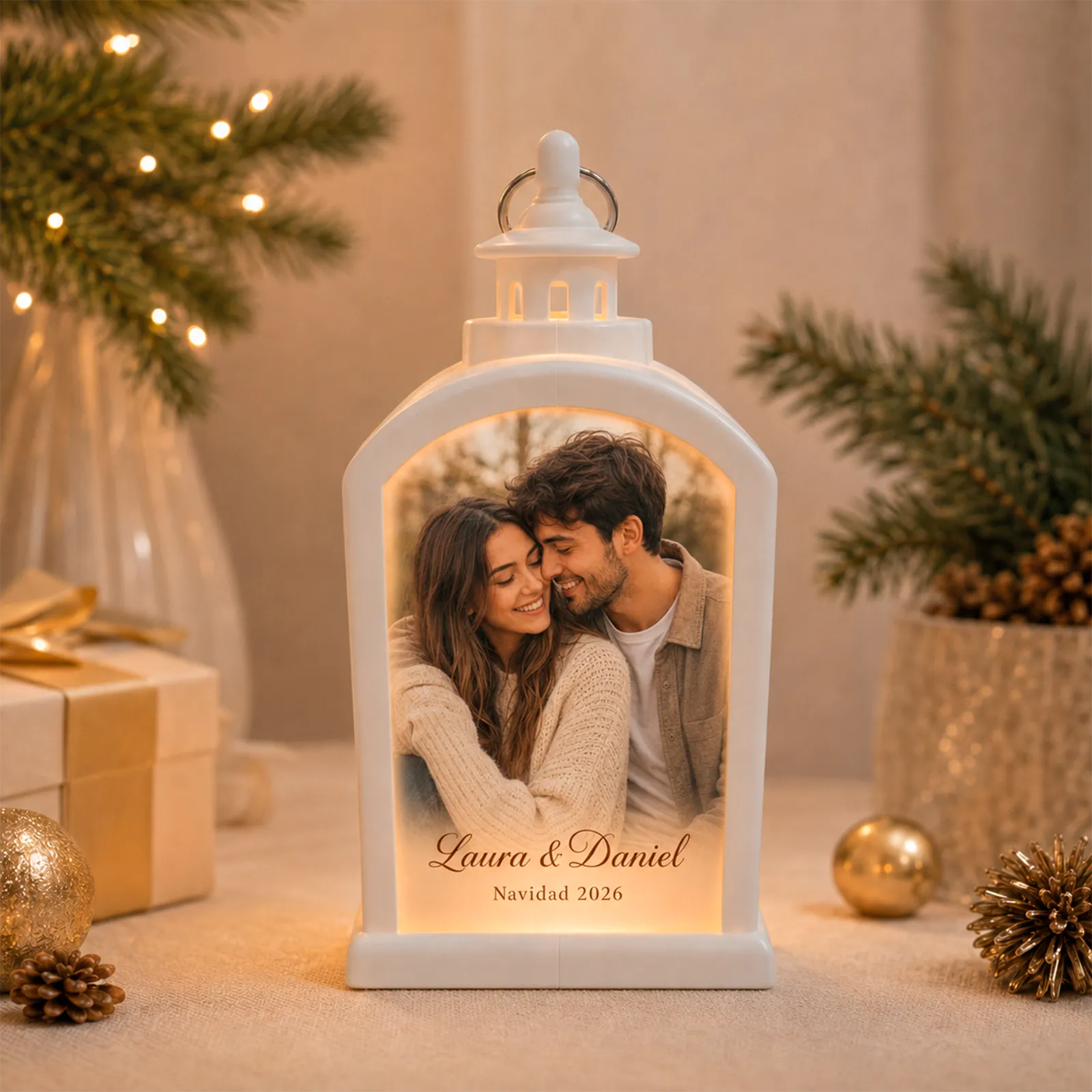 Farolillo LED blanco personalizado con fotografía de unos novios, nombres y Navidad 2026