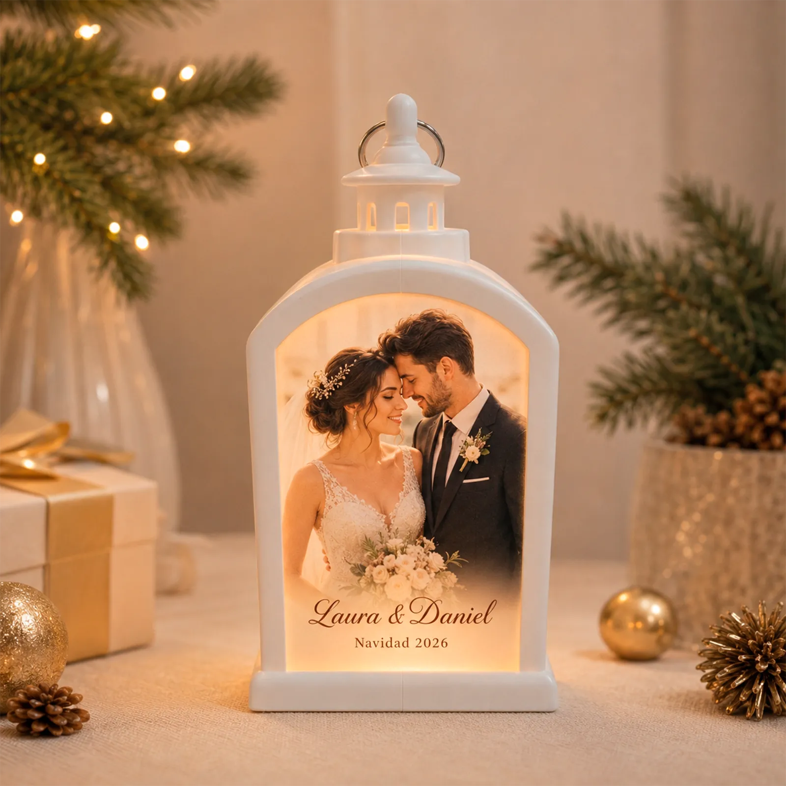 Farolillo LED blanco personalizado con fotografía de una pareja de novios, nombres y Navidad 2026.