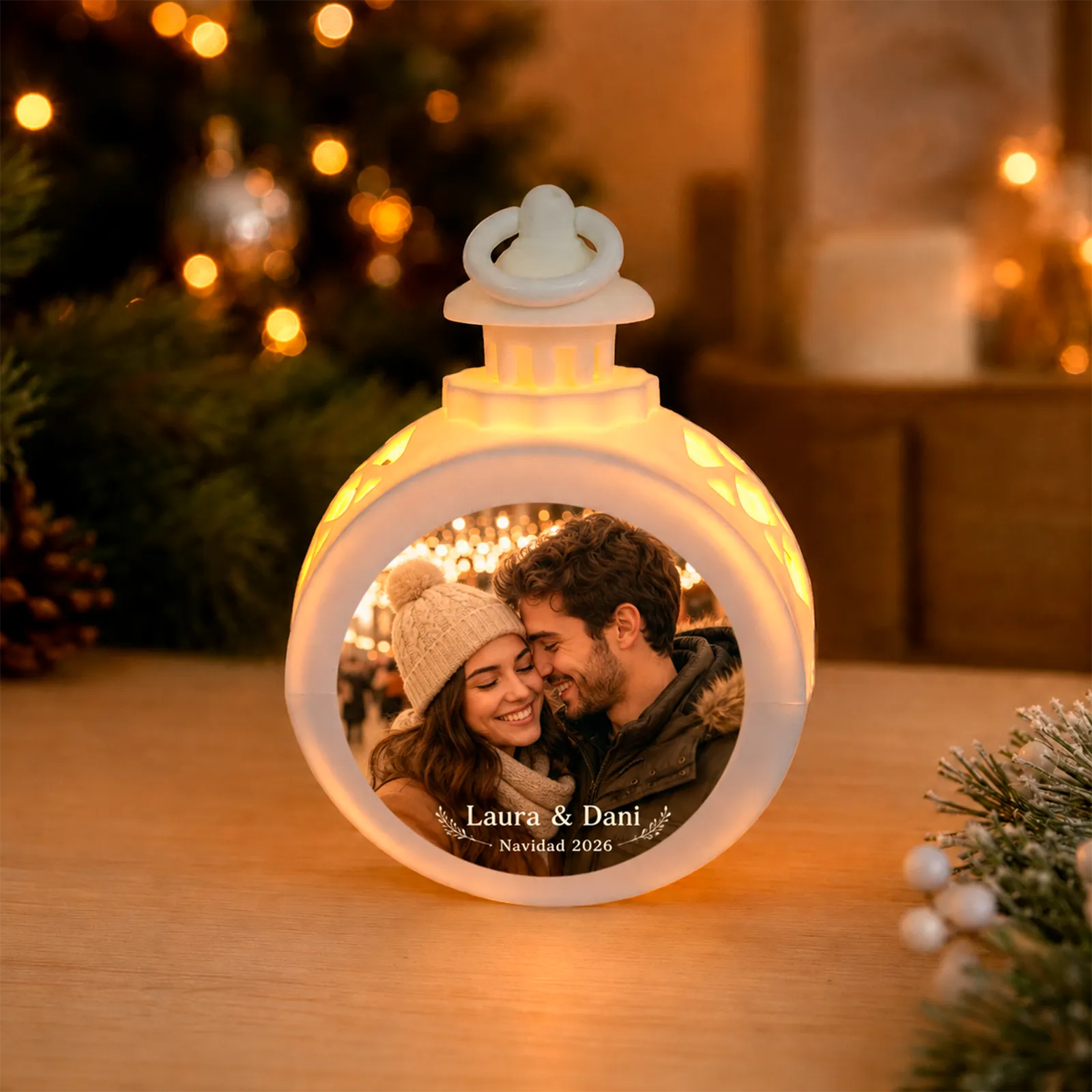 Farolillo LED redondo blanco personalizado con fotografía de una pareja joven, nombres y Navidad 2026.