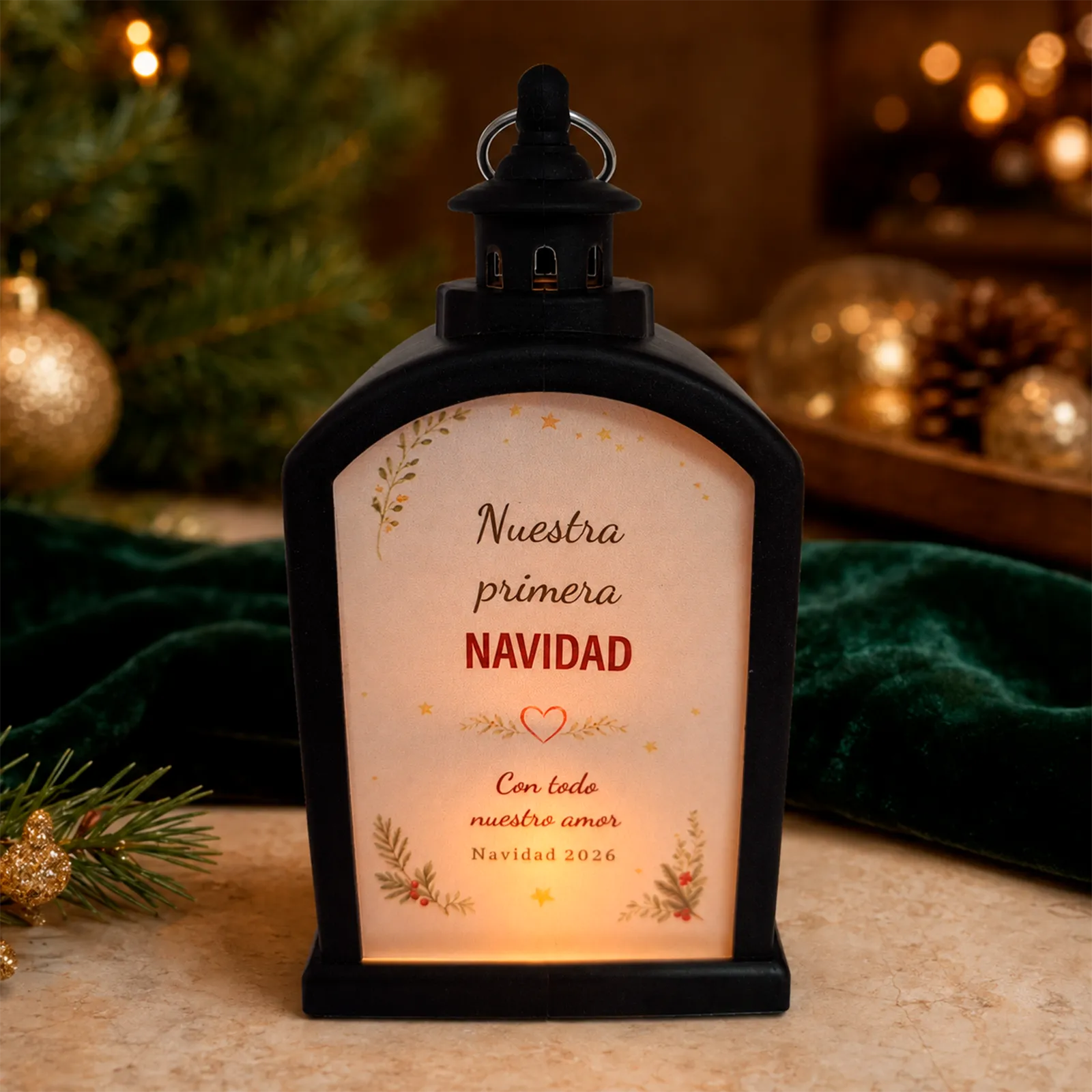 Parte trasera de farolillo LED negro con el diseño “Nuestra primera Navidad”, dedicatoria personalizada y luz cálida.