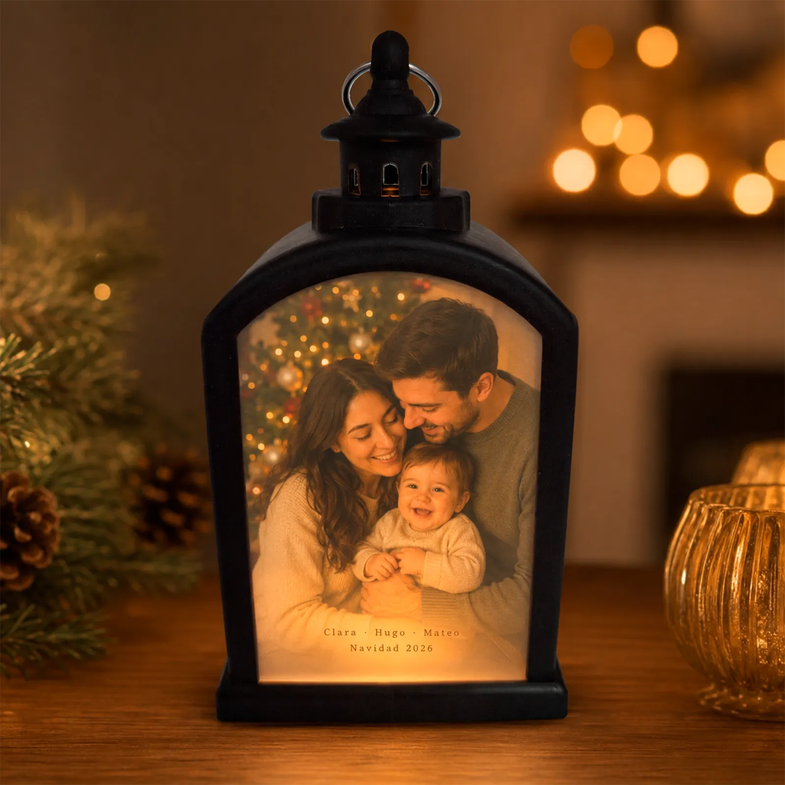 Farolillo LED negro personalizado con fotografía de una familia joven con su bebé, nombres y Navidad 2026.