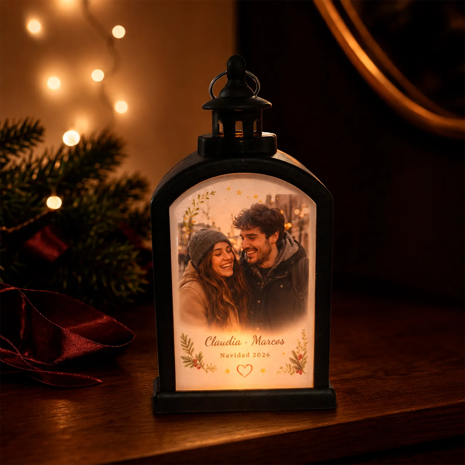Farolillo LED negro personalizado con fotografía de una pareja joven, nombres y Navidad 2026.
