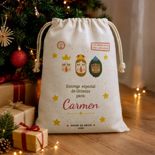 Saco de Reyes Magos personalizado con el nombre Carmen junto al árbol de Navidad