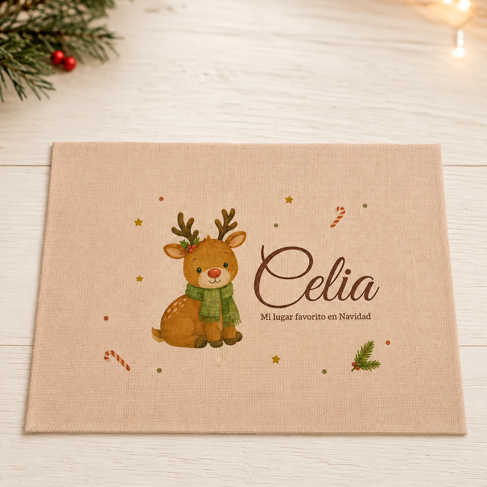 Salvamantel infantil con ciervito personalizado en una mesa de Navidad