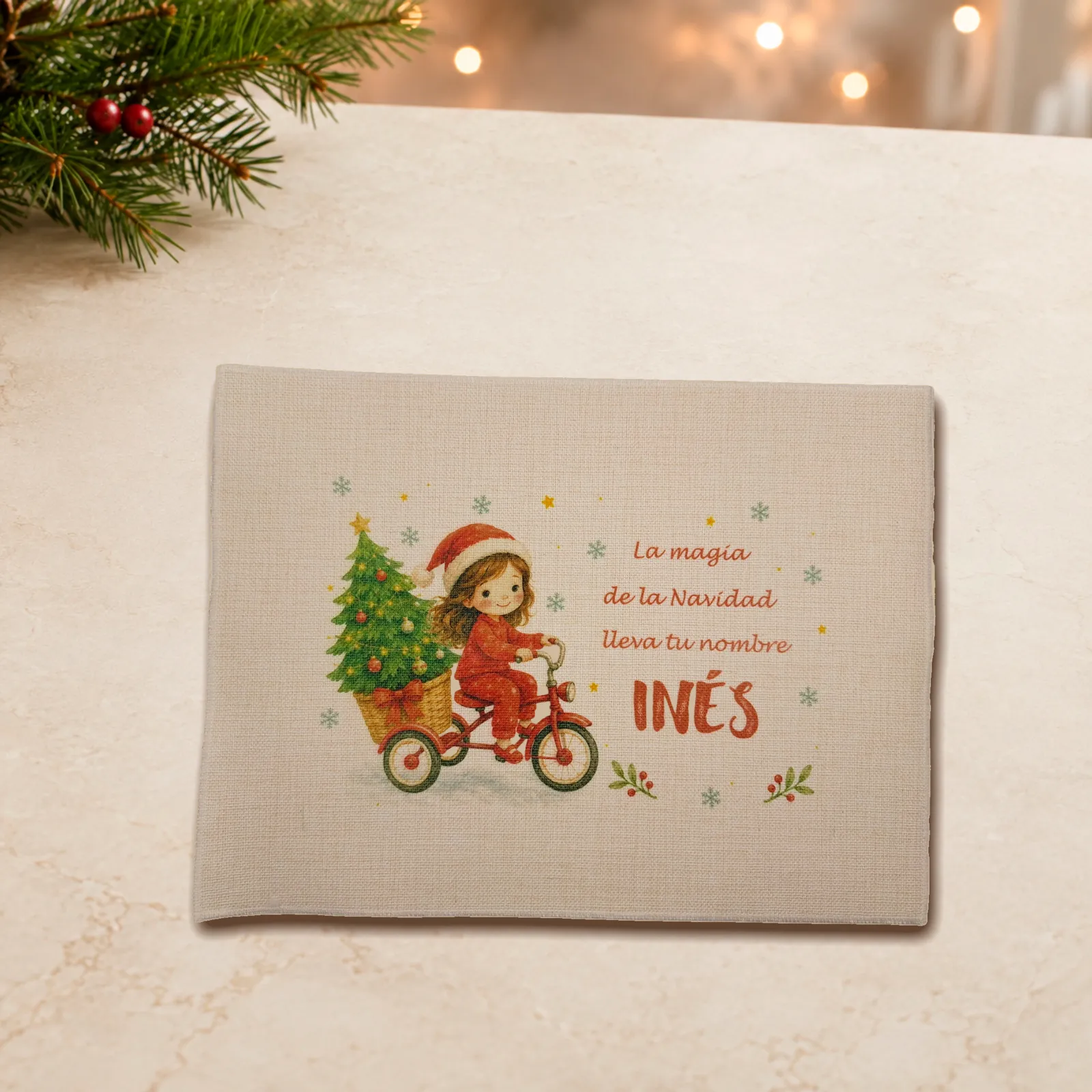 Niña utilizando un salvamantel navideño personalizado con el nombre Inés.