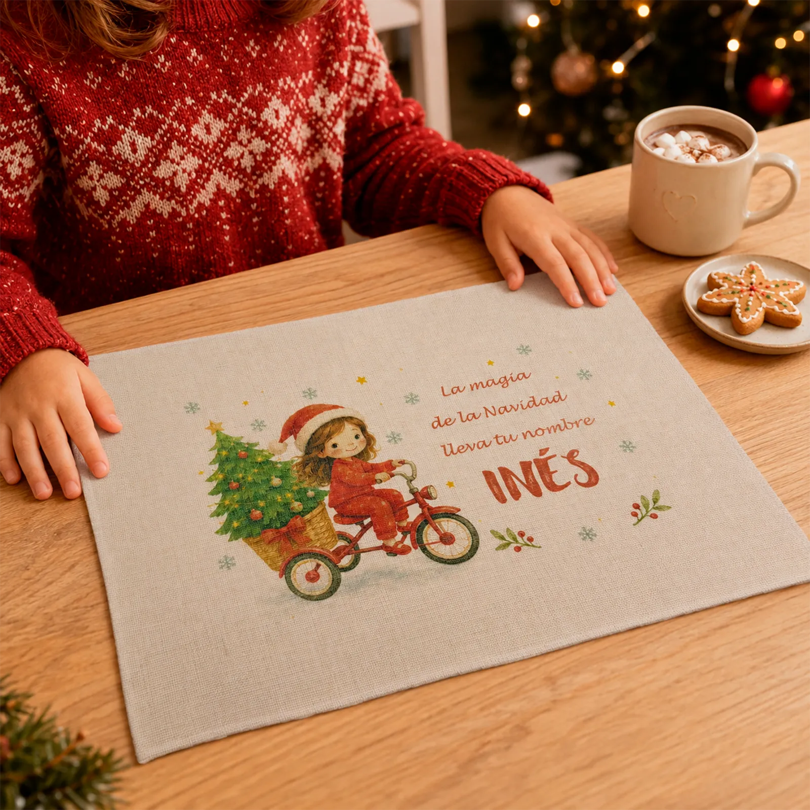 Salvamantel navideño personalizado con niña en bicicleta y nombre Inés.