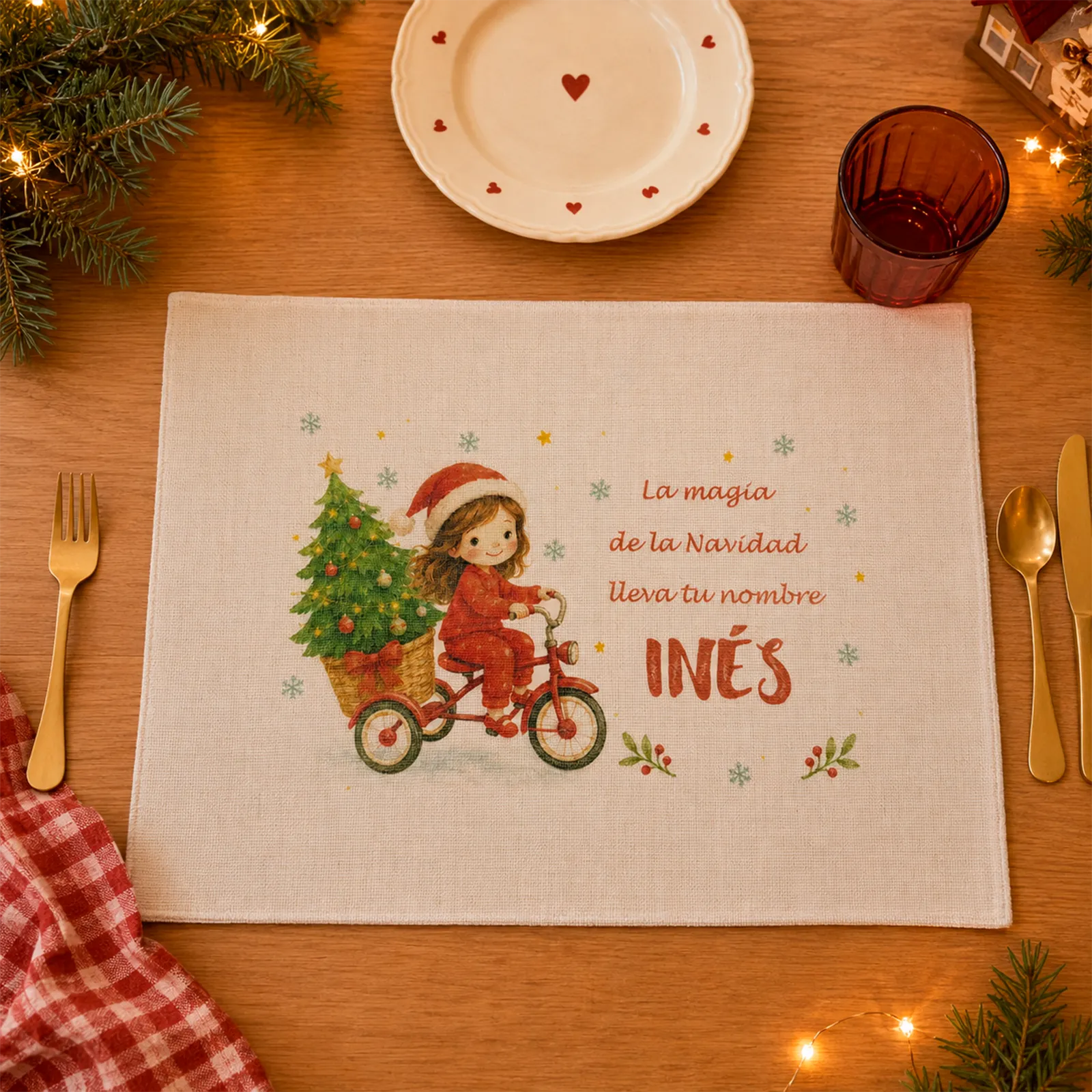 Salvamantel personalizado de Inés colocado en una mesa infantil de Navidad