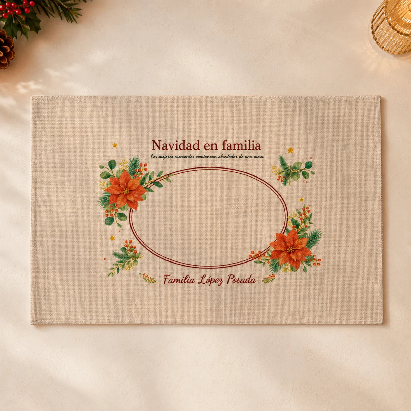 Salvamantel personalizado con apellidos en una mesa de Navidad