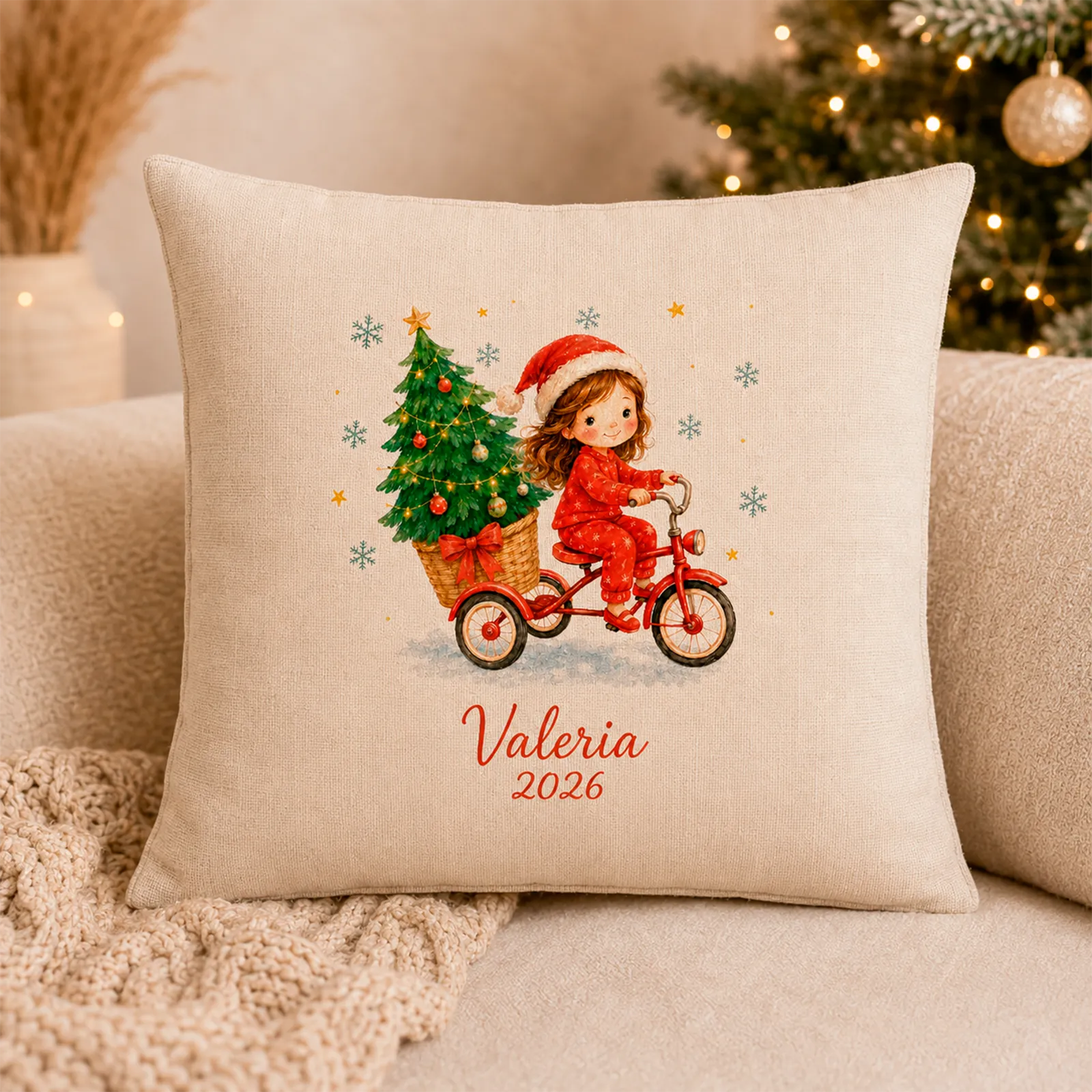 Cojín de Navidad personalizado para niña con nombre y triciclo junto al árbol