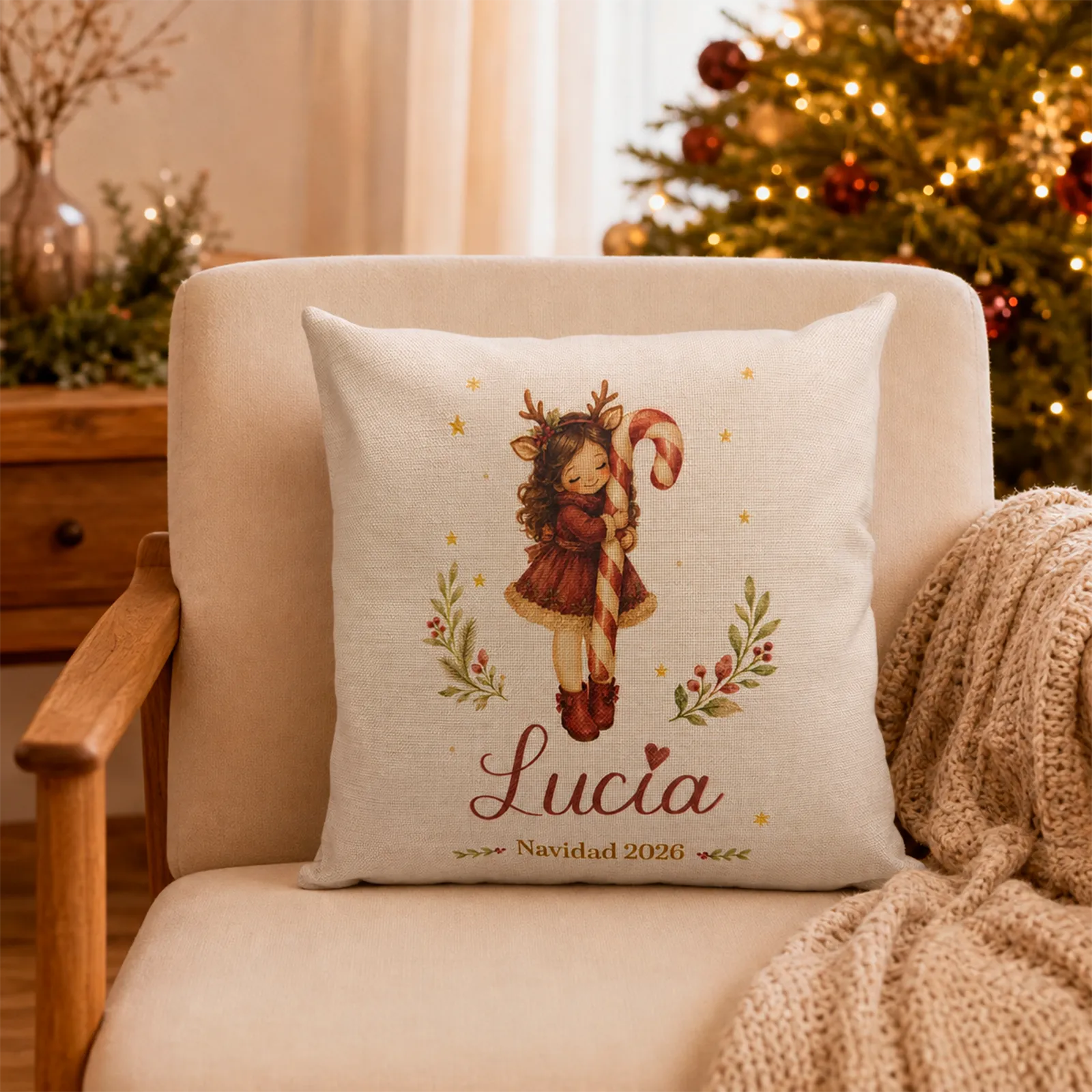 Cojín infantil de Navidad personalizado con nombre junto al árbol
