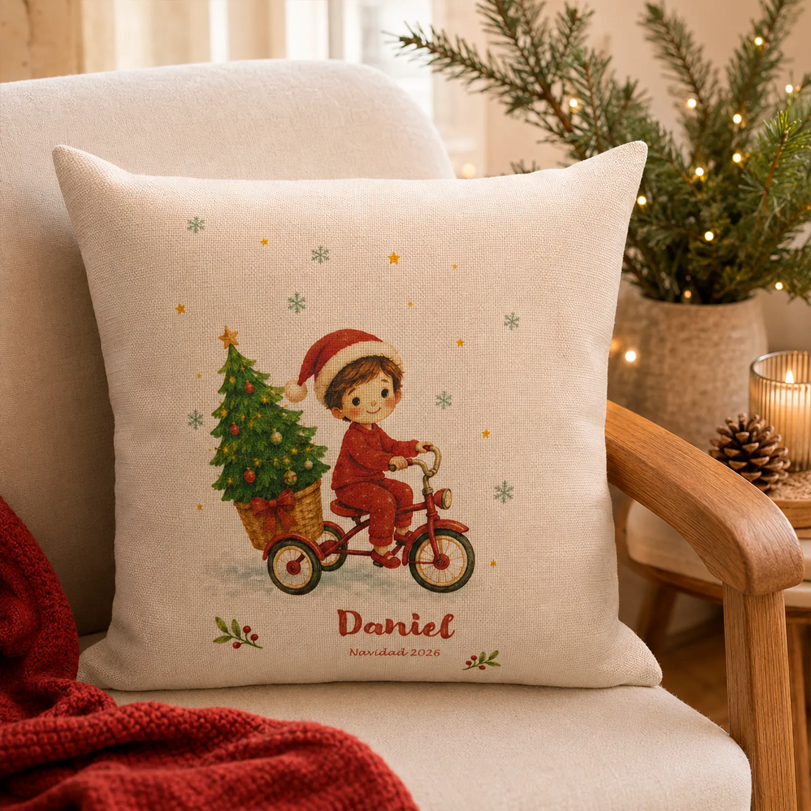Cojín de Navidad personalizado para niño con nombre y triciclo junto al árbol