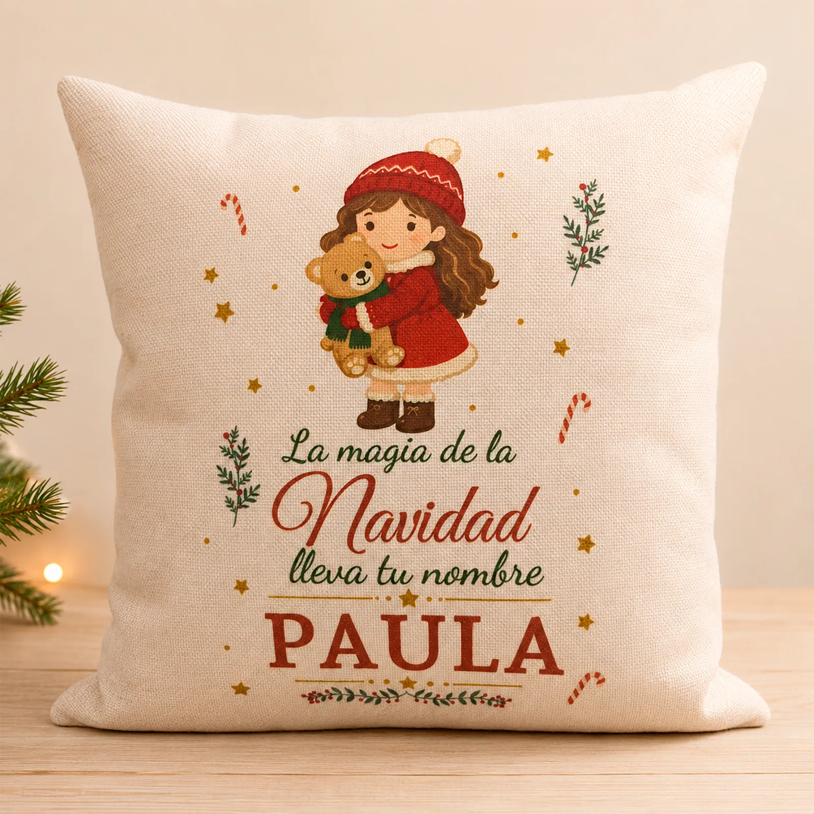 Cojín de Navidad personalizado con nombre e ilustración de niña abrazando un osito