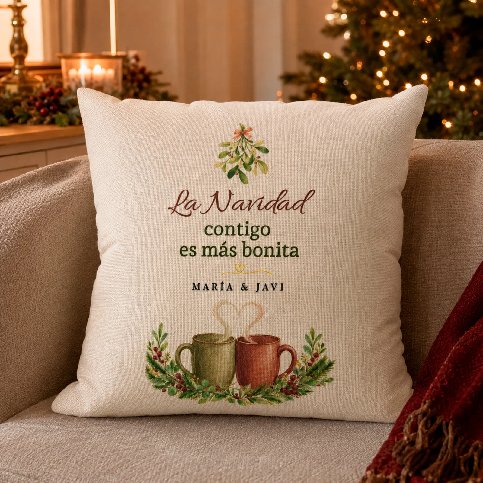 Cojín personalizado para parejas con nombres junto al árbol de Navidad