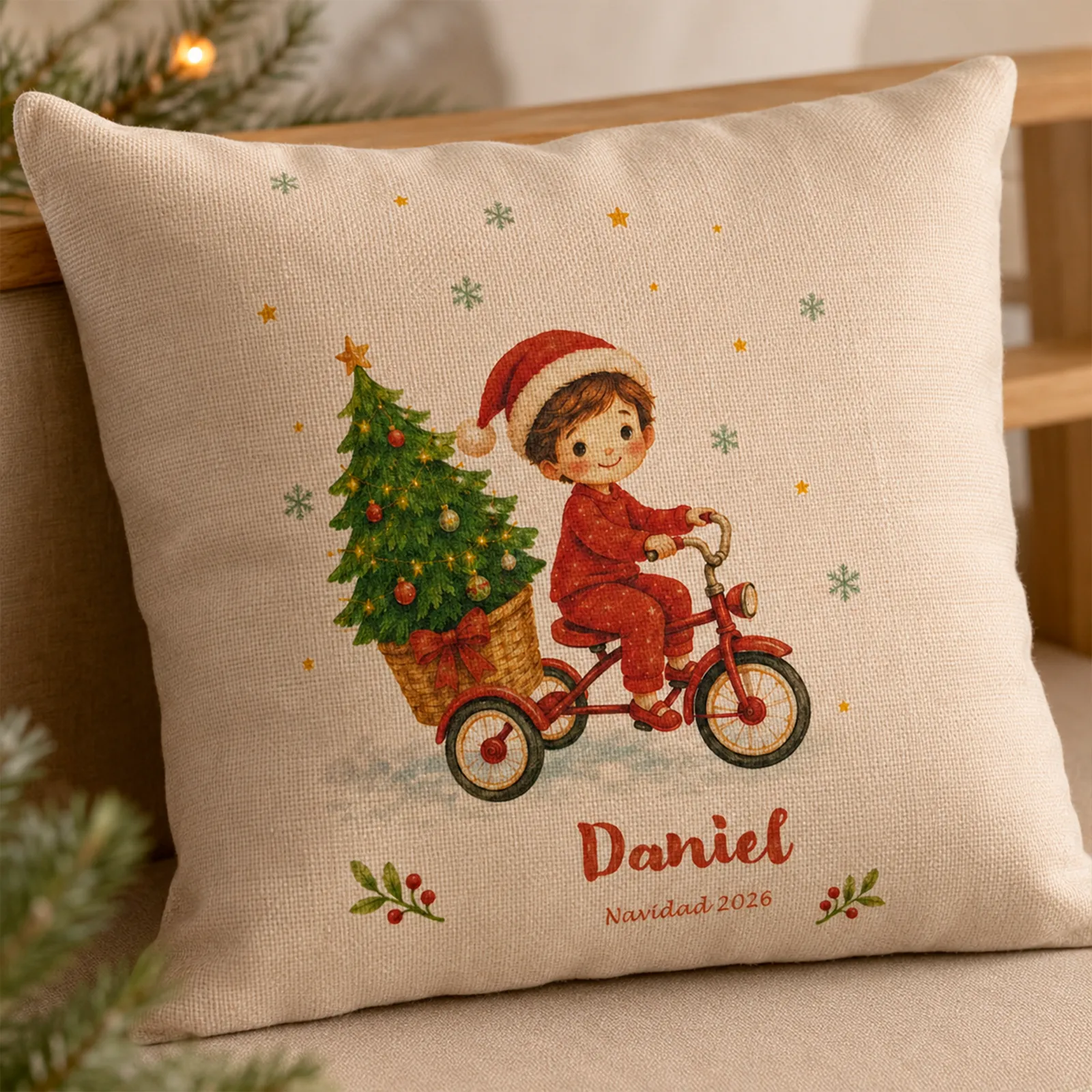 Detalle del cojín navideño personalizado con niño en triciclo y nombre Daniel