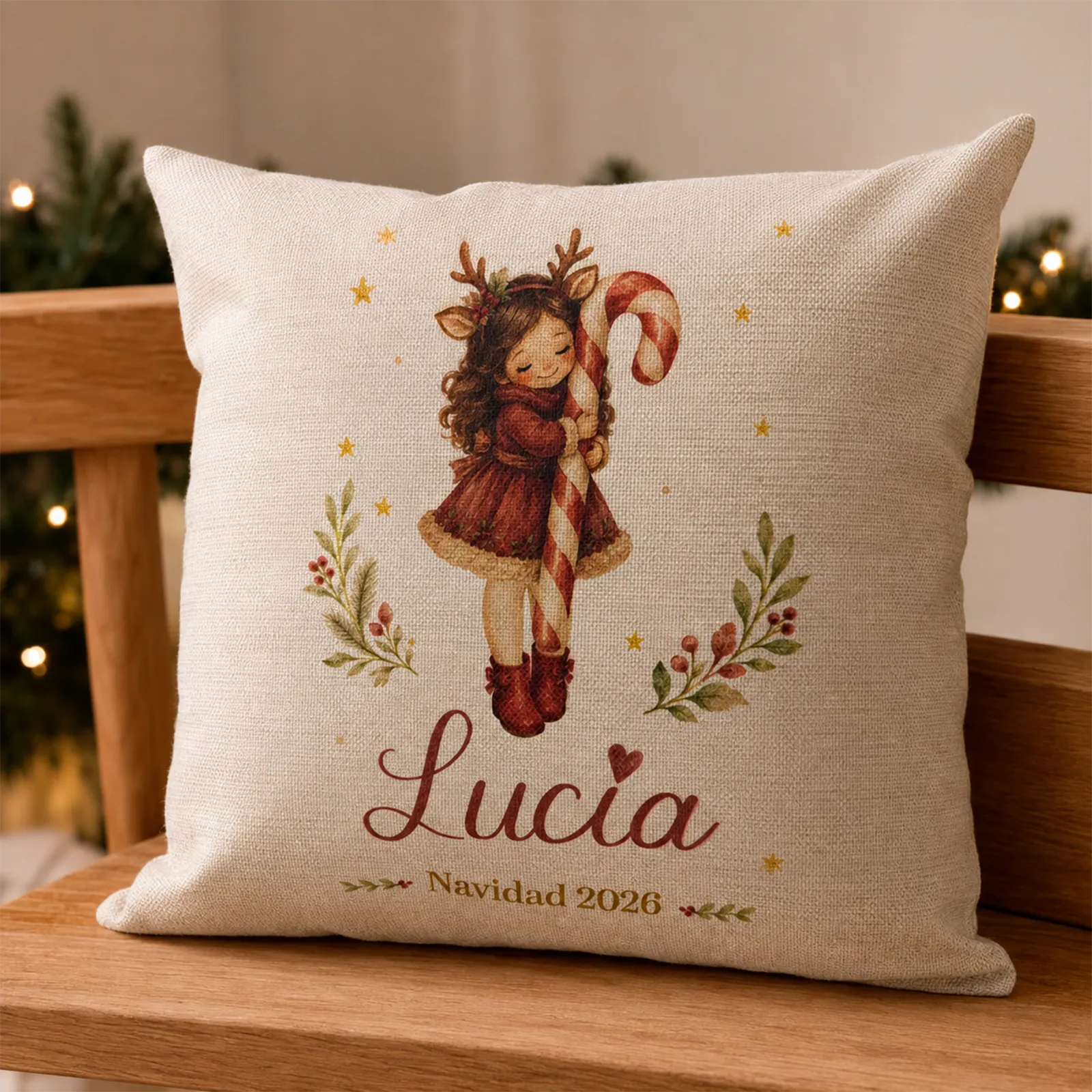 Detalle del cojín navideño personalizado con niña ciervo y nombre Lucía