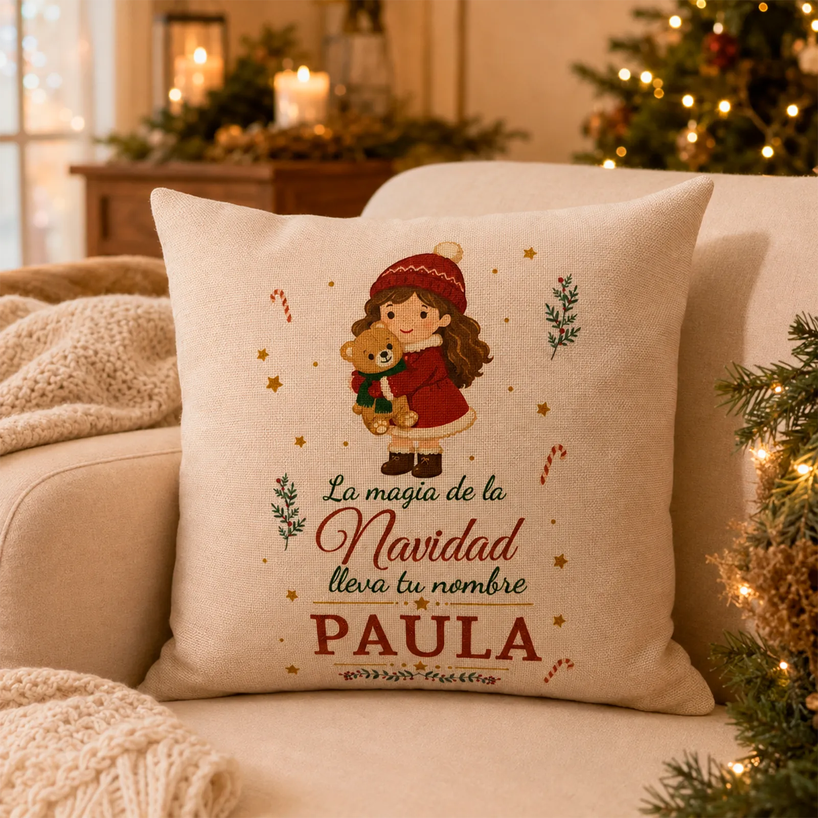 Cojín infantil de Navidad personalizado con osito y nombre junto al árbol